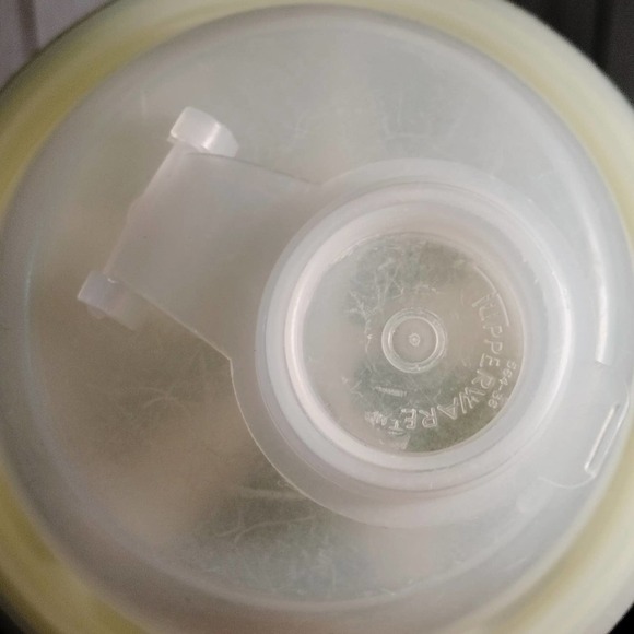 Tupperware Quick Shake #844 bright yellow w/ top #845, blender #846 Vintage (E3) - Picture 3 of 6